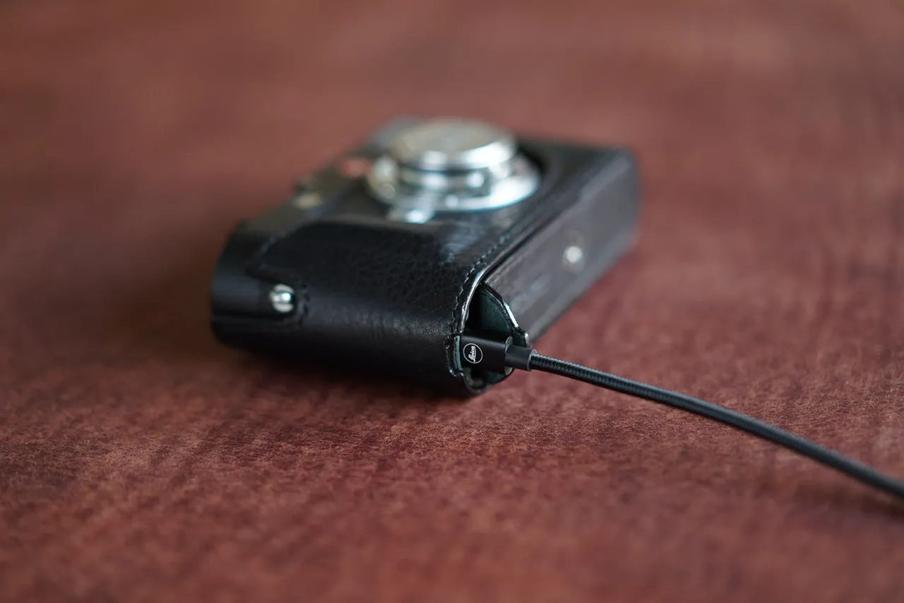 Arte di Mano Half Case for Leica M11 with Advanced Battery Access Door - Minerva Black with White Stitching
