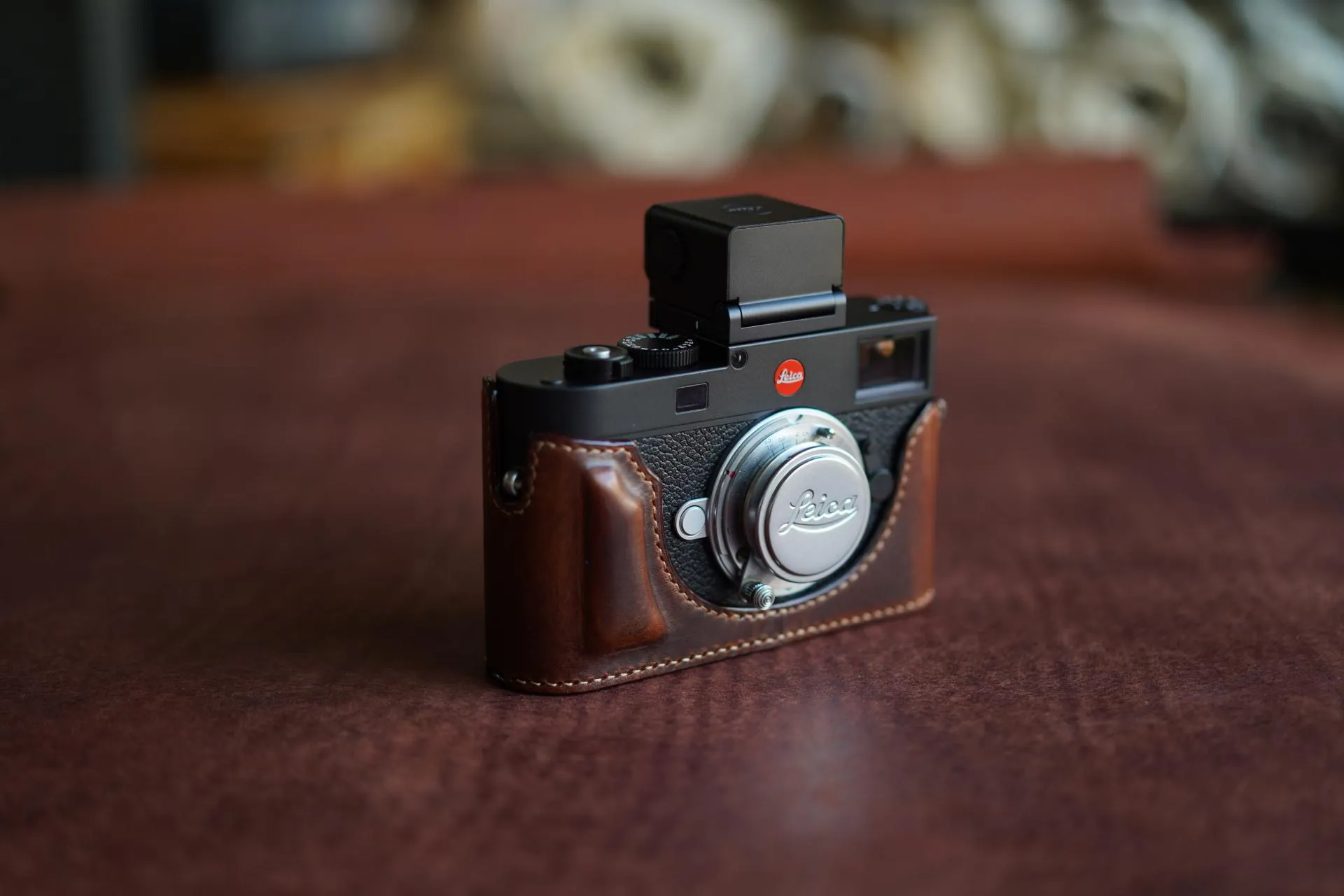 Arte di Mano Half Case for Leica M11 with Advanced Battery Access Door - Minerva Black with White Stitching