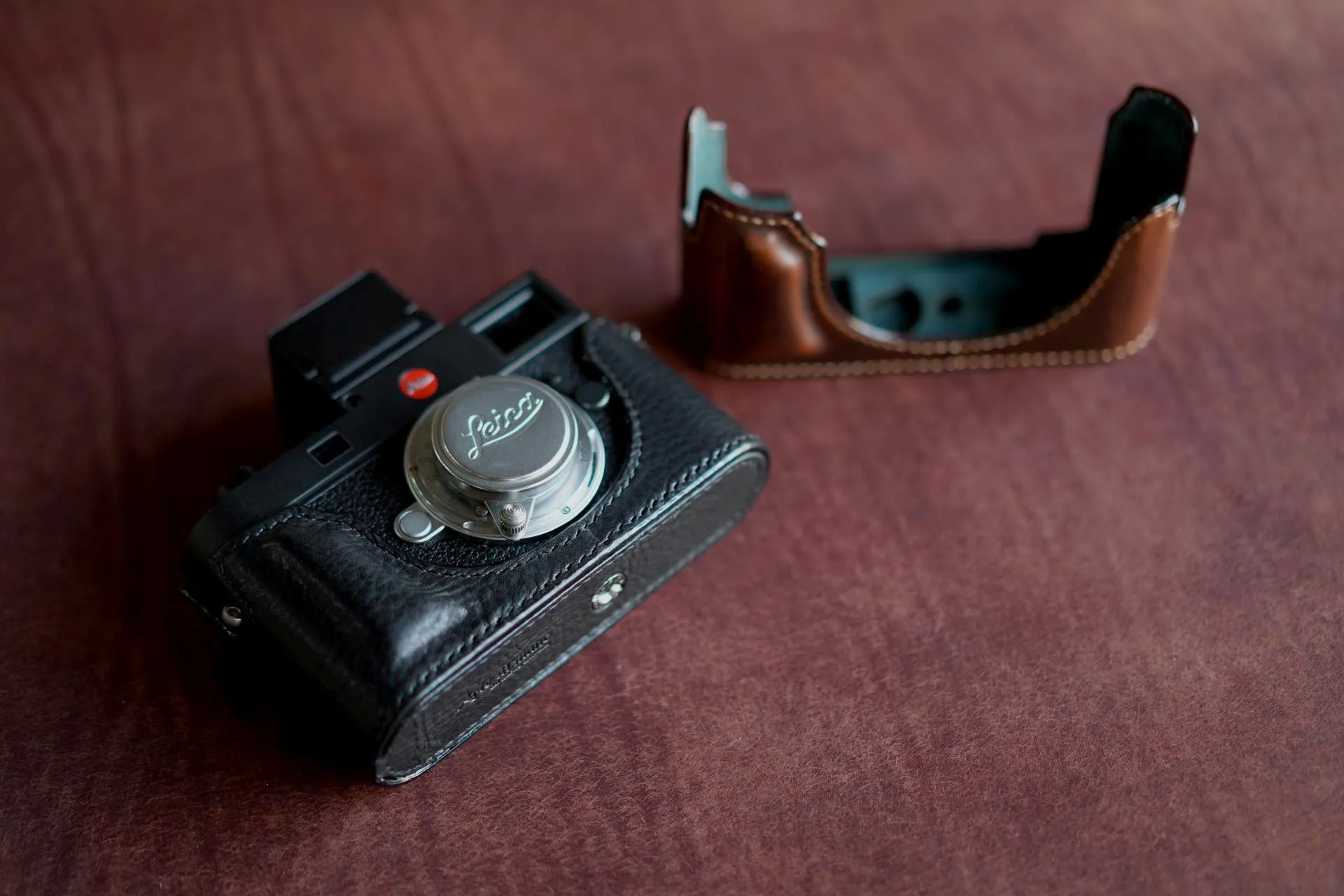Arte di Mano Half Case for Leica M11 with Advanced Battery Access Door - Minerva Black with White Stitching