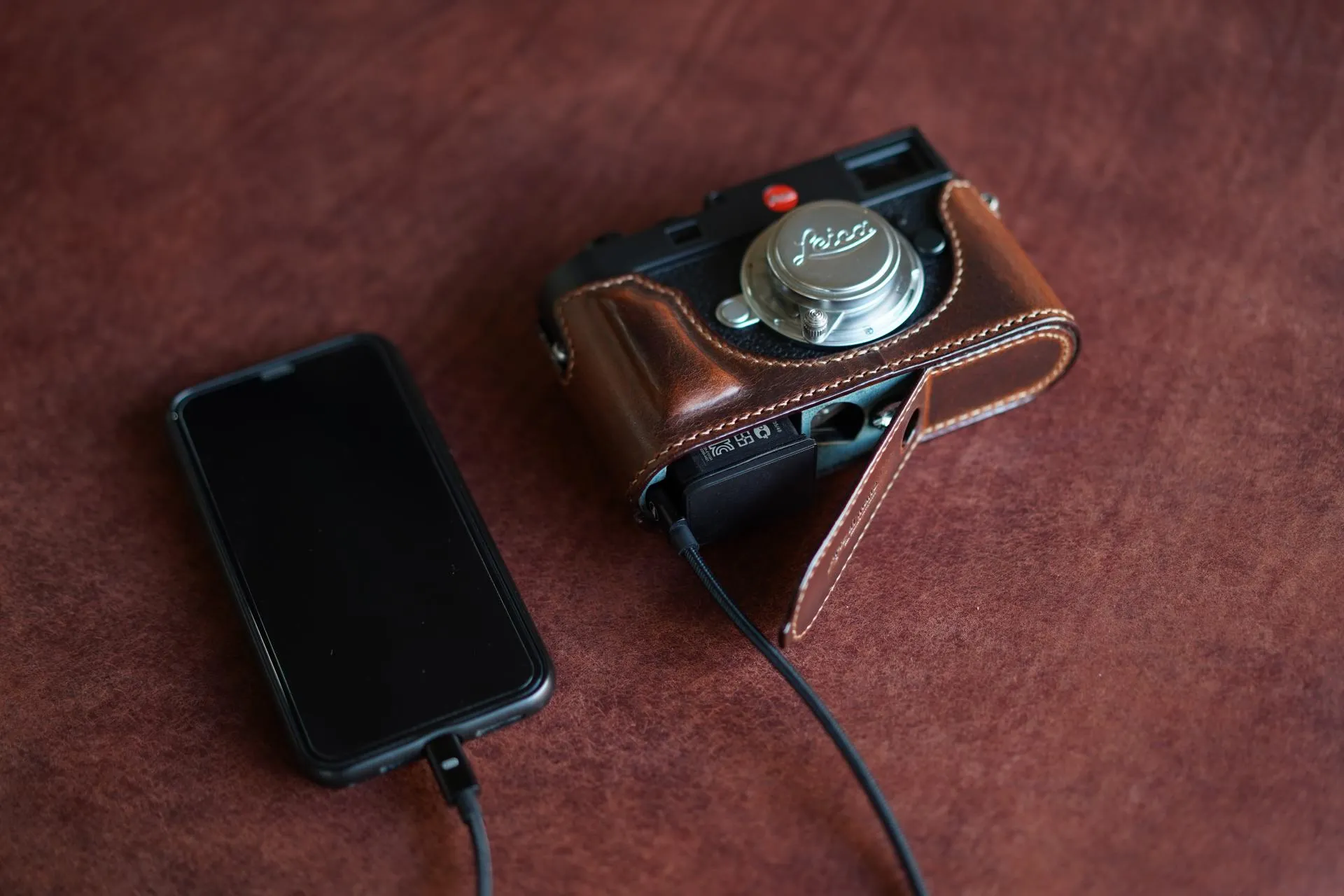 Arte di Mano Half Case for Leica M11 with Advanced Battery Access Door - Minerva Black with White Stitching