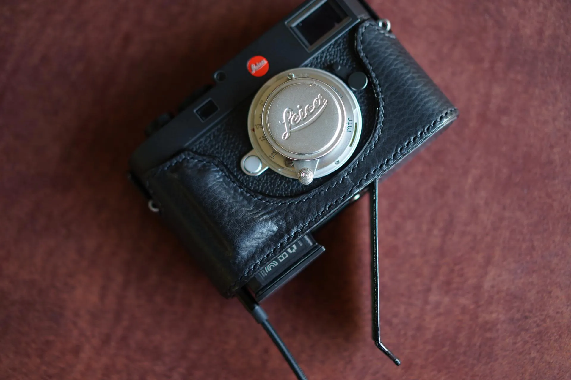Arte di Mano Half Case for Leica M11 with Advanced Battery Access Door - Minerva Black with White Stitching