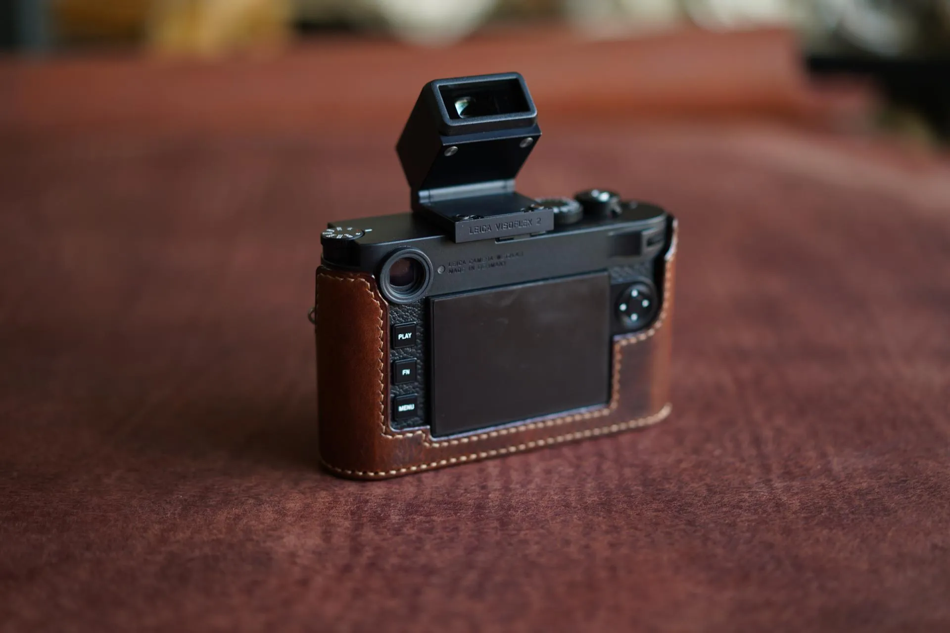 Arte di Mano Half Case for Leica M11 with Advanced Battery Access Door - Minerva Black with White Stitching