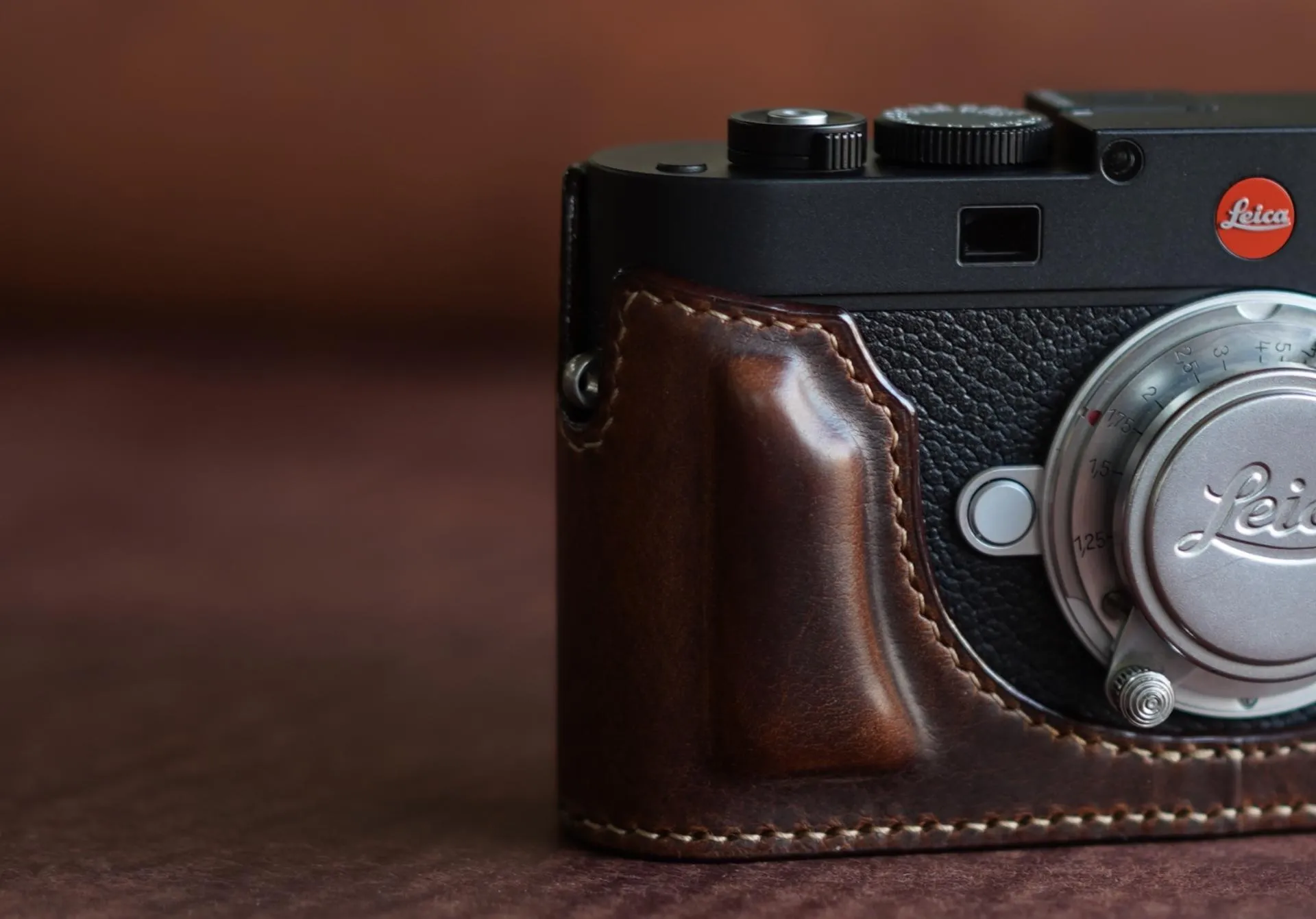 Arte di Mano Half Case for Leica M11 with Advanced Battery Access Door - Minerva Black with White Stitching